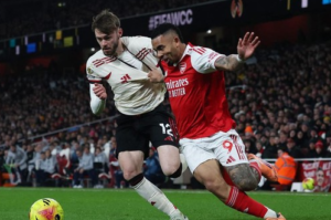 Read more about the article Duel Sengit Arsenal vs Liverpool Dinodai Aksi Tak Simpatik Martinelli ke Bradley: Tuai Kritikan Pedas dari Legenda MU