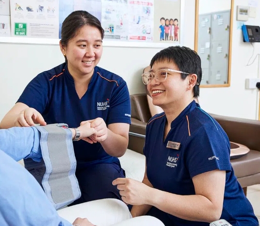 You are currently viewing Perawat, Inovator, Pendidik: Joyce Er dan Misi Membawa Perawatan Rumah Sakit ke Rumah Pasien