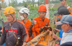 Read more about the article 250 Personel SAR Diterjunkan untuk Mencari 80 Korban Longsor di Cisarua