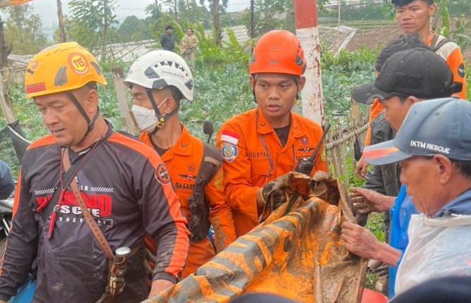 Read more about the article 250 Personel SAR Diterjunkan untuk Mencari 80 Korban Longsor di Cisarua