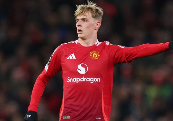 Read more about the article Manchester United Siap Melepas Gelandang Muda yang Dinilai Tak Masuk Rencana Klub