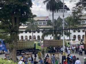 Read more about the article Aksi Massa Memanas, Pendemo Bawa 30 Tronton hingga Pagar Gedung Sate Bengkok